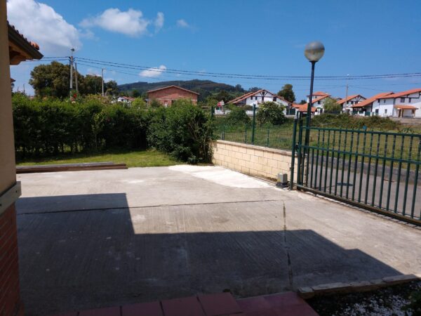 Vista panorámica desde la entrada peatonal del Alojamiento Cantabria del aparcamiento.